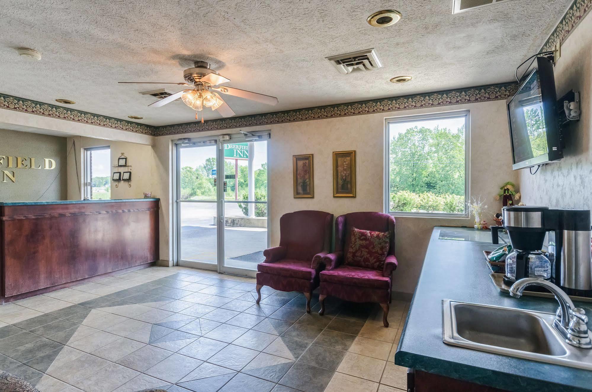 Deerfield Motel 2*