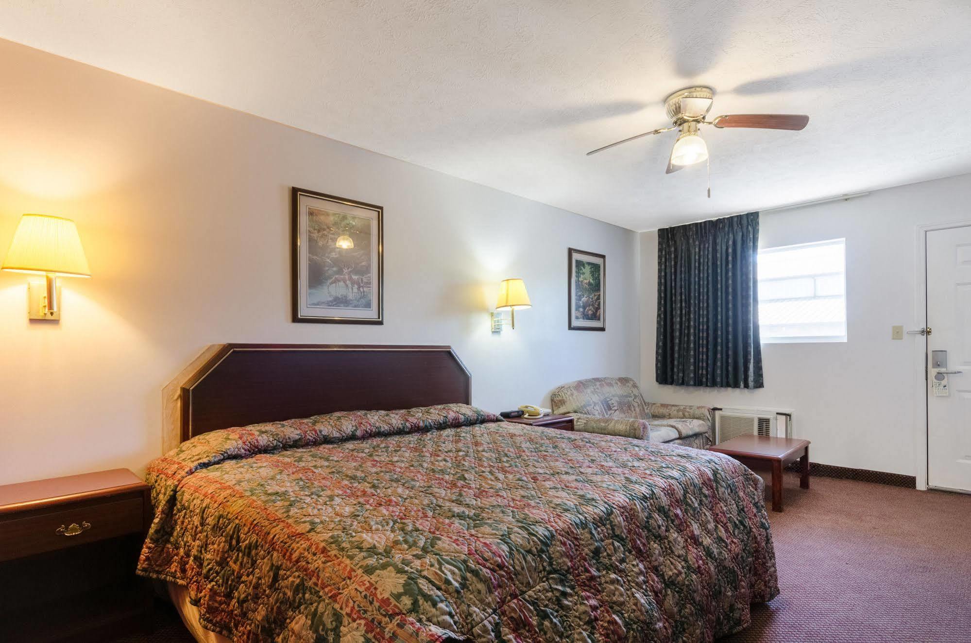 Deerfield Motel 2*